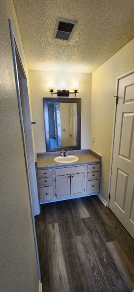 Building Photo - 10085 W Lisbon Ave