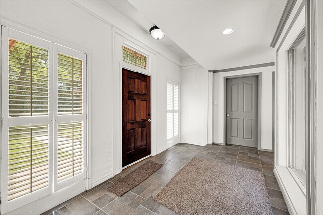 Building Photo - 705 Holly Springs Ct