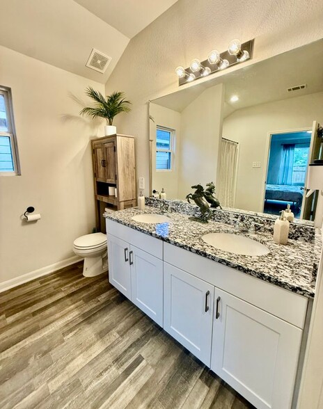 Building Photo - 302 Del Monte Dr