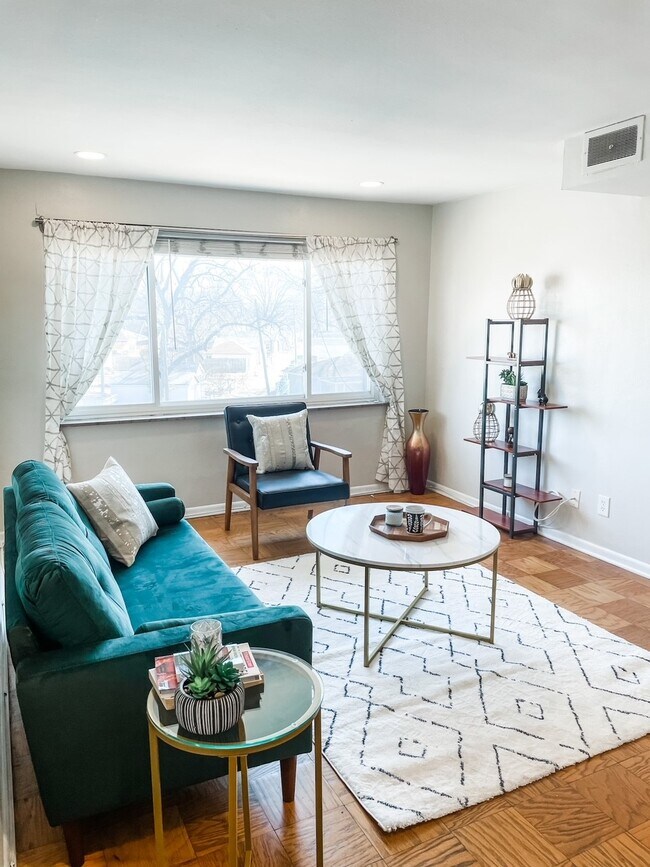 Light and bright! - 7055 Hampton Ave