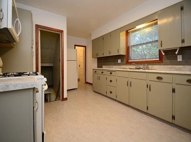 Building Photo - Beautiful Benson Three Bedroom!