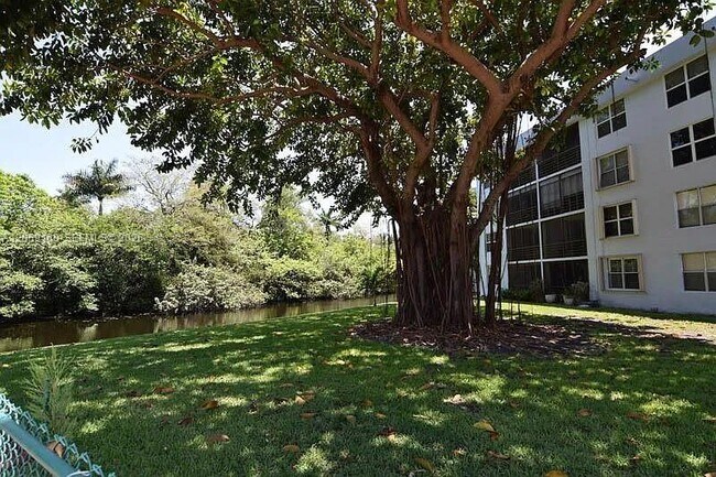 Building Photo - 120 Royal Pk Dr