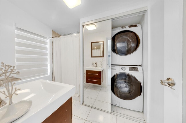 Building Photo - 5921 NE 1st Ave.