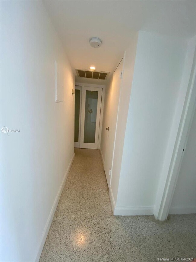 Building Photo - 9700 W Bay Harbor Dr