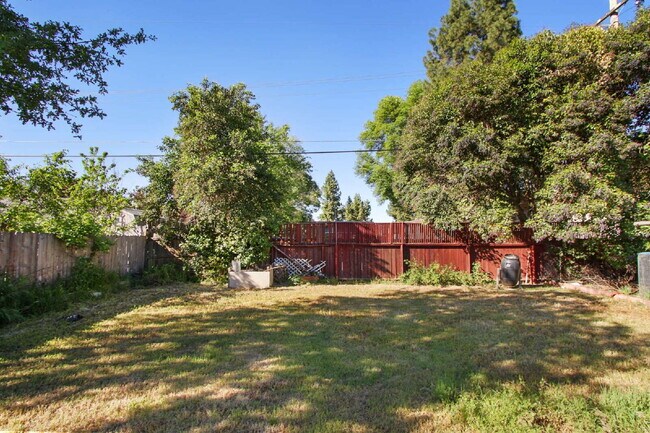 Building Photo - Old East Davis Rental with Spacious Yard, Bonus Room & Easy Bike Access to UC Davis