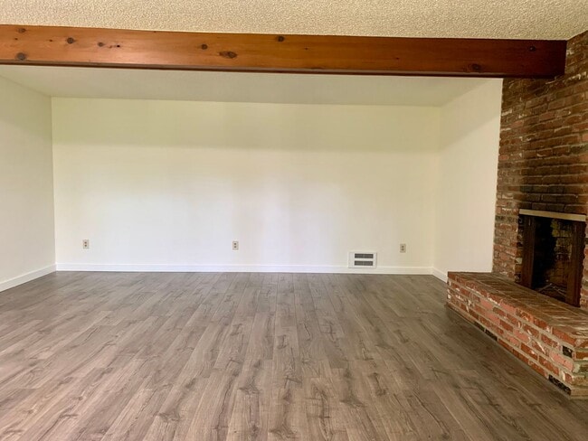 Building Photo - E1504