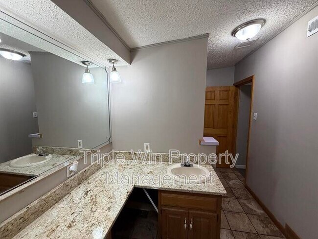 Building Photo - 810 St Anthony Ln