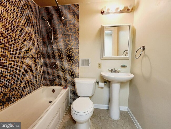 Building Photo - 23 Dufief Ct