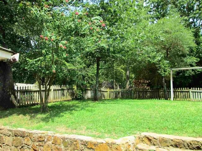 Building Photo - 1002 Clyde Dr