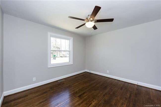 Building Photo - Must view this exquisite 3 bedroom 1 bath brick home. Within 2 miles from Uptown.