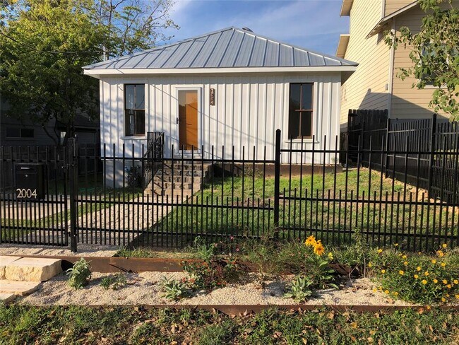 Building Photo - 2004 Rosewood Ave