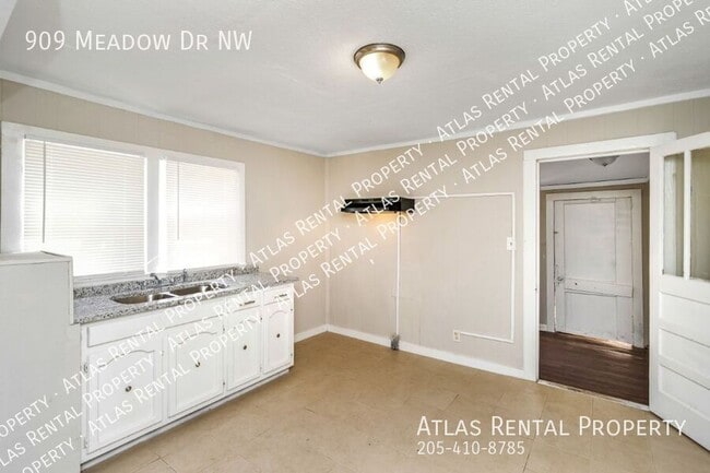 Building Photo - 909 Meadow Dr NW