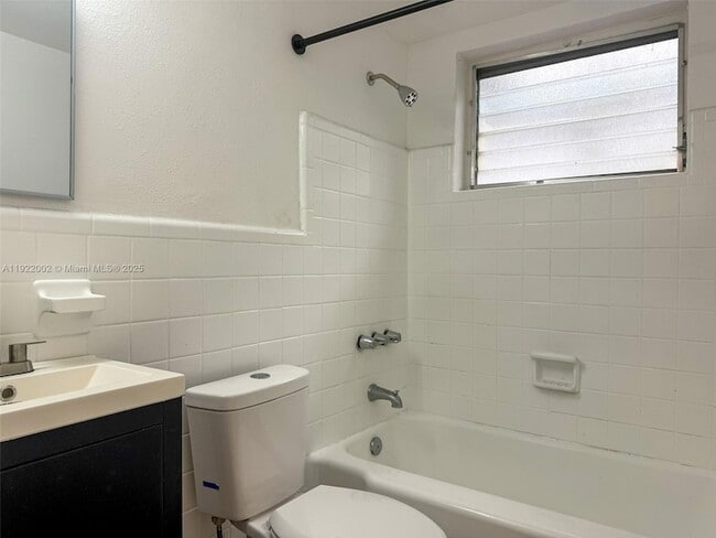 Building Photo - 10190 E Bay Harbor Dr