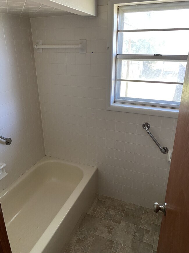 Building Photo - 625 Country Club Rd