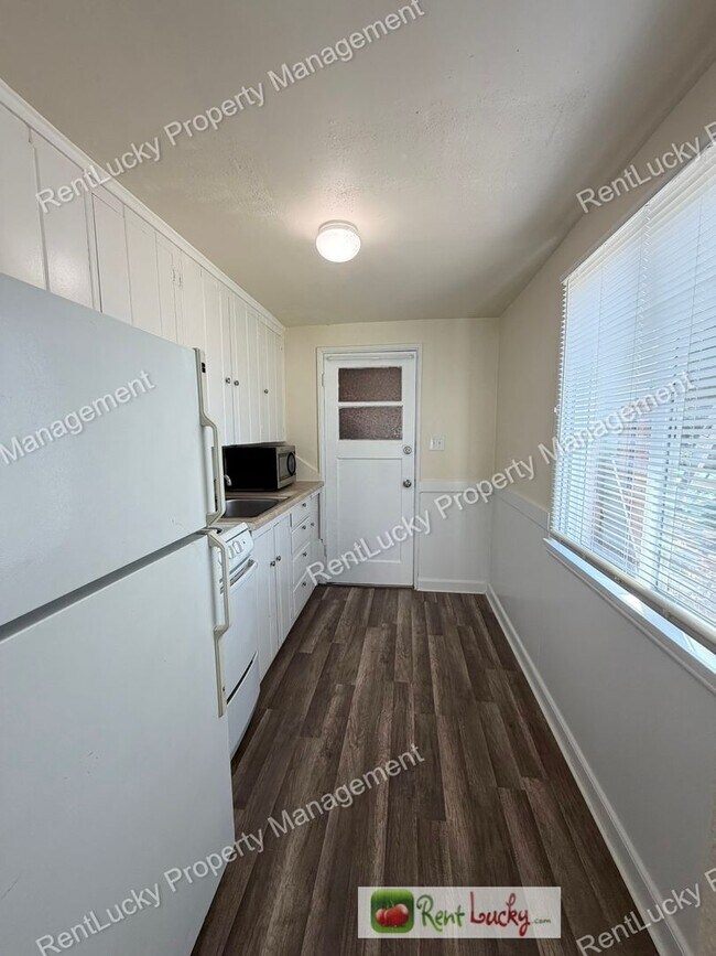 Building Photo - Cute and Remodeled 2-Bedroom Duplex in Great Seattle Location!