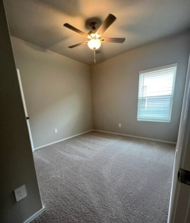 Building Photo - 596 Jennifer Wy