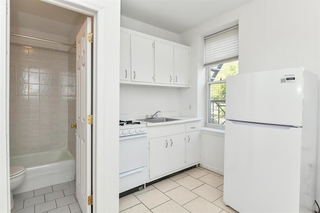 Building Photo - 118 Adams St