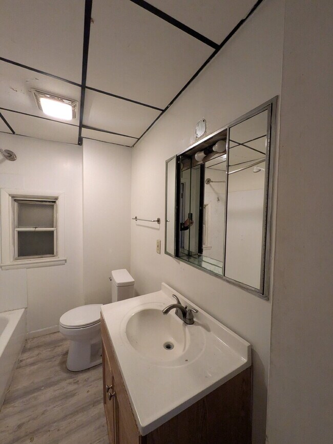 Building Photo - Beautifully updated 2 bed 1 bath apartment in Beaver Falls!  OPEN HOUSE on Thursday (February 5) ...