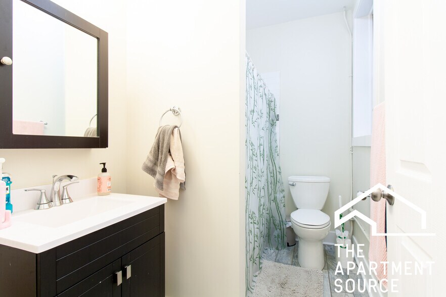 Building Photo - 917 W Waveland Ave