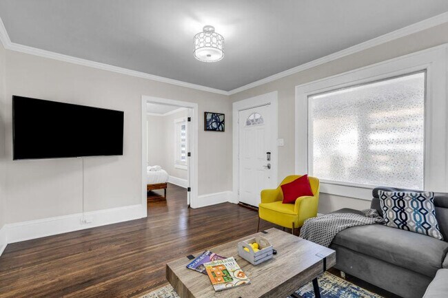 Building Photo - 820 Parkwood Ave