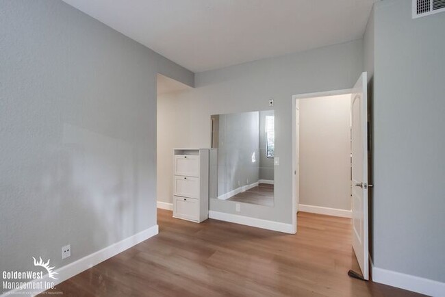 Building Photo - Updated 2Bdm 2Ba Condo in the Creekwood Co...