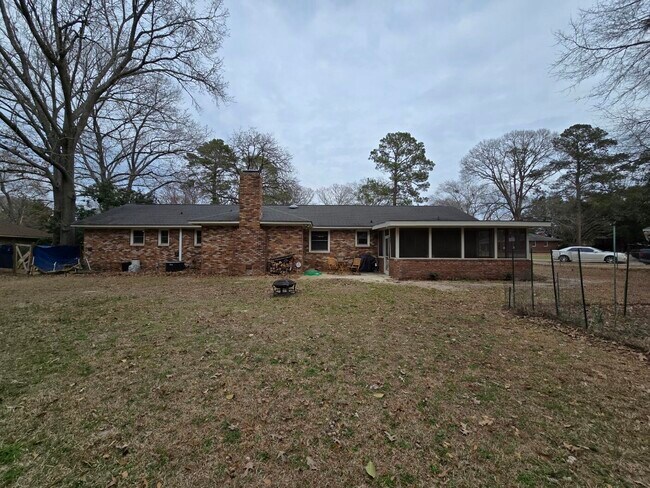 Building Photo - 637 Sierra St