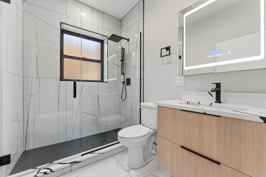 Building Photo - 7522 N Eastlake Ter