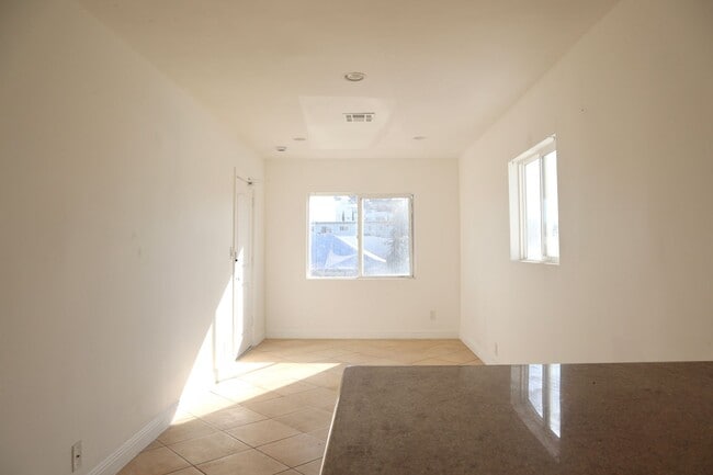 Building Photo - 2bed2bath Apartment in Heart of Pico Robertson!