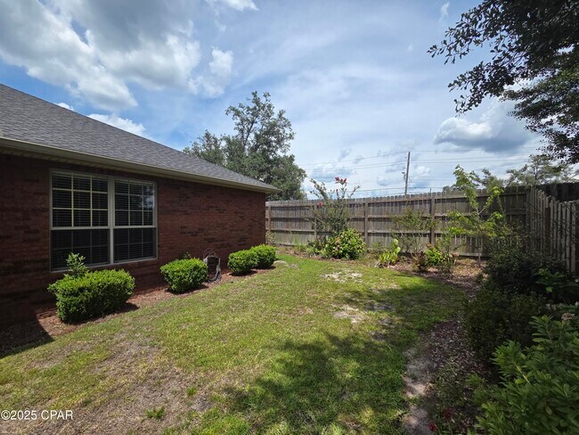Building Photo - 3401 Hillcrest Dr