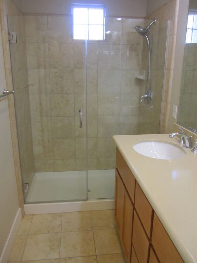 Building Photo - SPACIOUS 3 BEDROOM, 3.5 BATHROOM TOWNHOUSE...