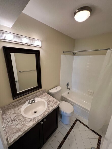 Building Photo - 2 Bed/2 Bath - Unit 21
