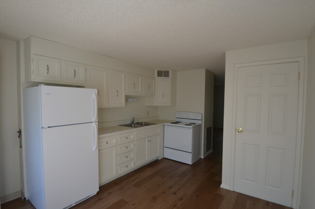 Kitchen - 409 - 531 13th Ave Apartments