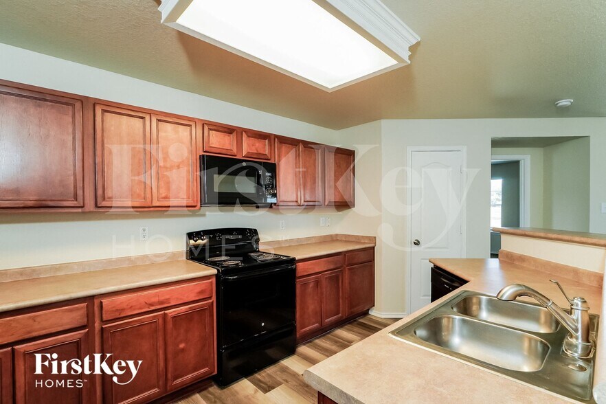 Building Photo - 4911 Viking Coral