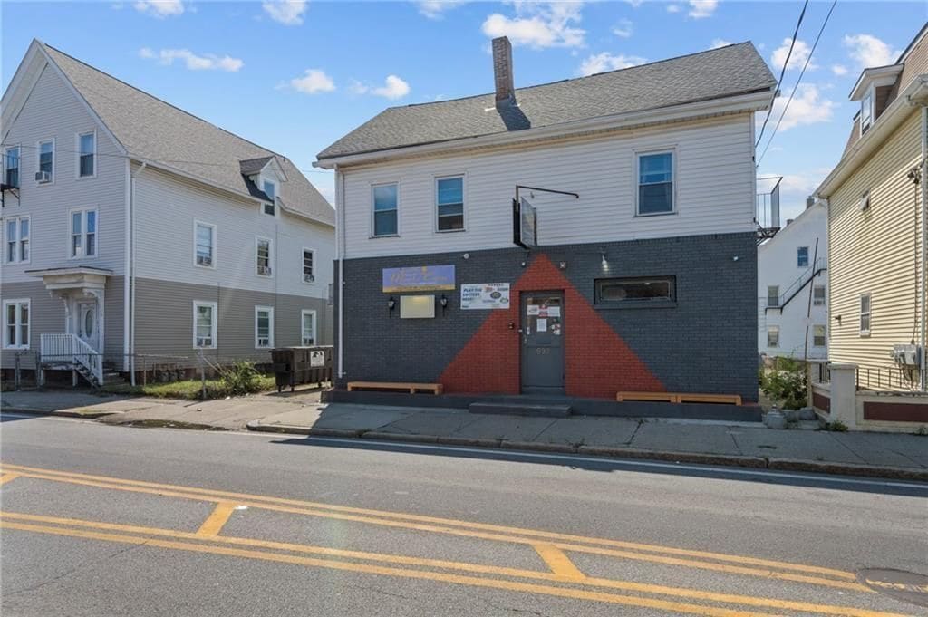 Building Photo - 528 Lonsdale Ave