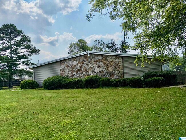 Building Photo - 1700 Greenbrier Dear Rd