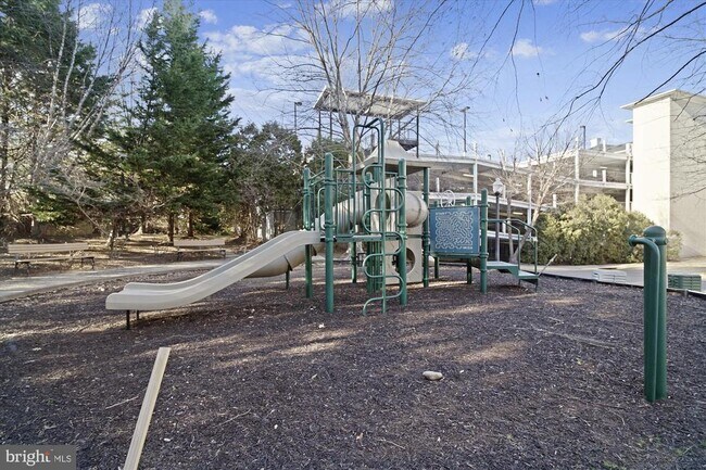 Building Photo - 4860 Eisenhower Ave