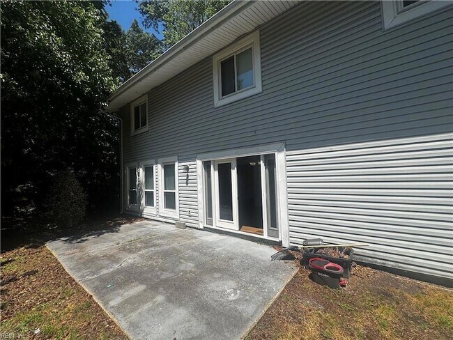 Building Photo - 4033 Foxwood Dr