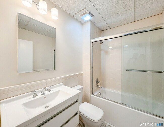 Building Photo - 14 Post Rd E