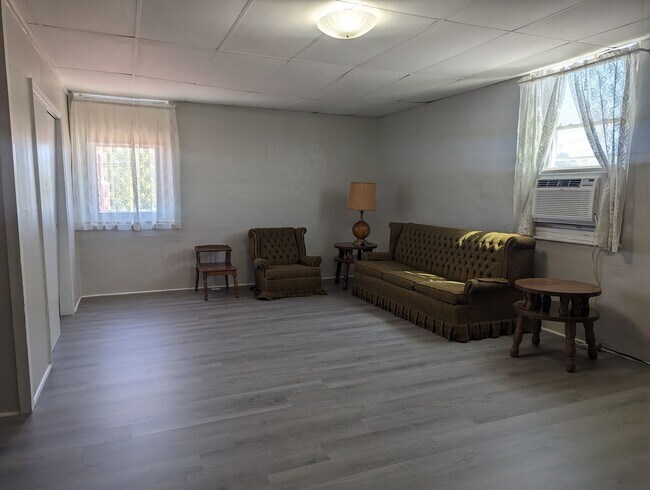 Primary Photo - 2 BEDROOM UPSTAIRS FURNISHED APARTMENT