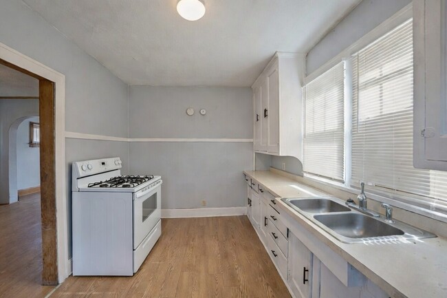 Building Photo - 2308 Fremont St