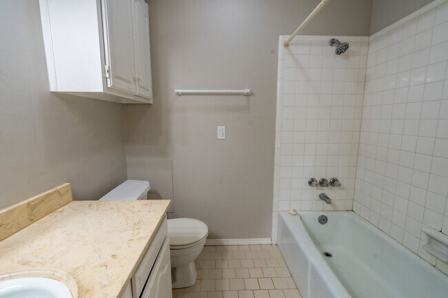 Building Photo - 4 Bed / 2 Bath In South Tulsa!