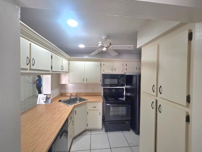 Building Photo - 203 Foxtail Dr