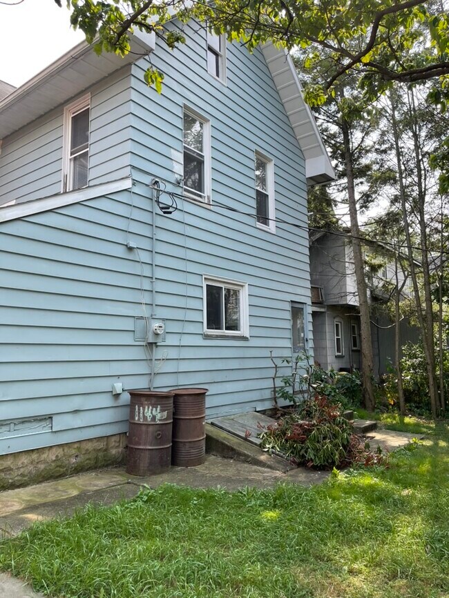 Building Photo - 1148 Memorial Ave