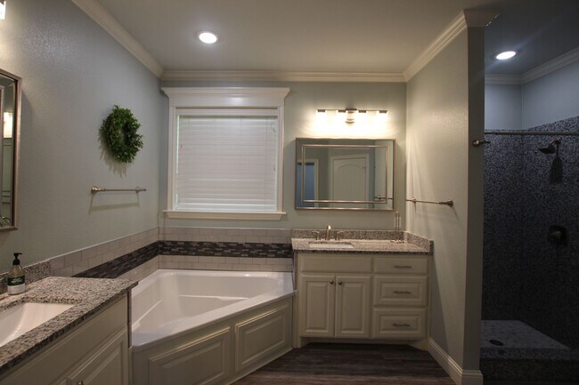 Building Photo - Coming Soon! Stunning 3 Bed 2 Bath Home on...