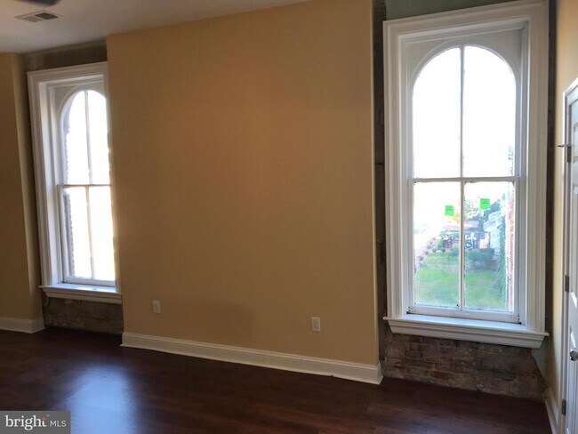 Building Photo - 2 W Loockerman St