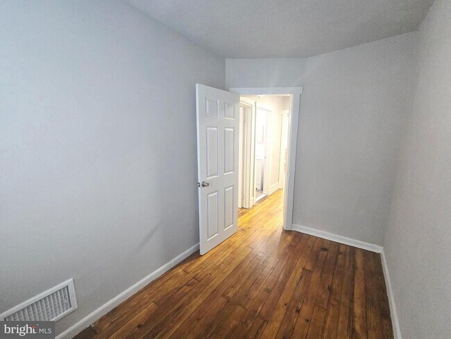 Building Photo - 2540 S 61st St