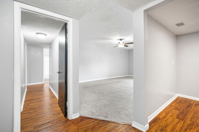 Building Photo - Affordable 3/2 in the Heart of Town And Co...