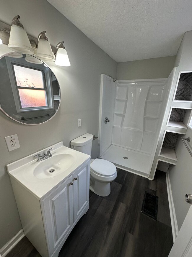 Building Photo - BEAUTIFUL 3 BEDROOM 1 BATH NEWLY REMODELED