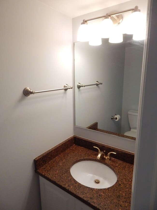 Building Photo - Cozy TH in Great Alexandria Location!