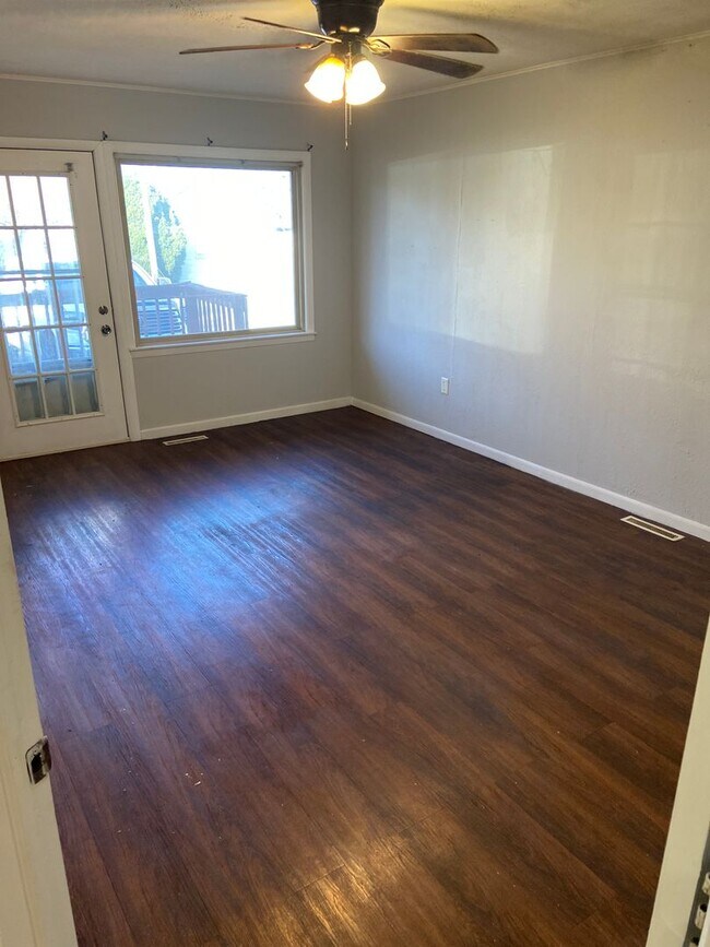 Building Photo - 3 bedroom 2 bath home for rent